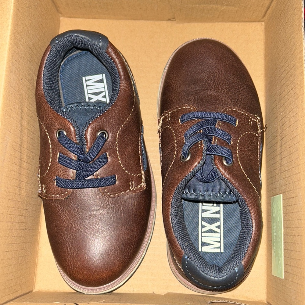 Toddler brown Oxfords, worn once. 9M